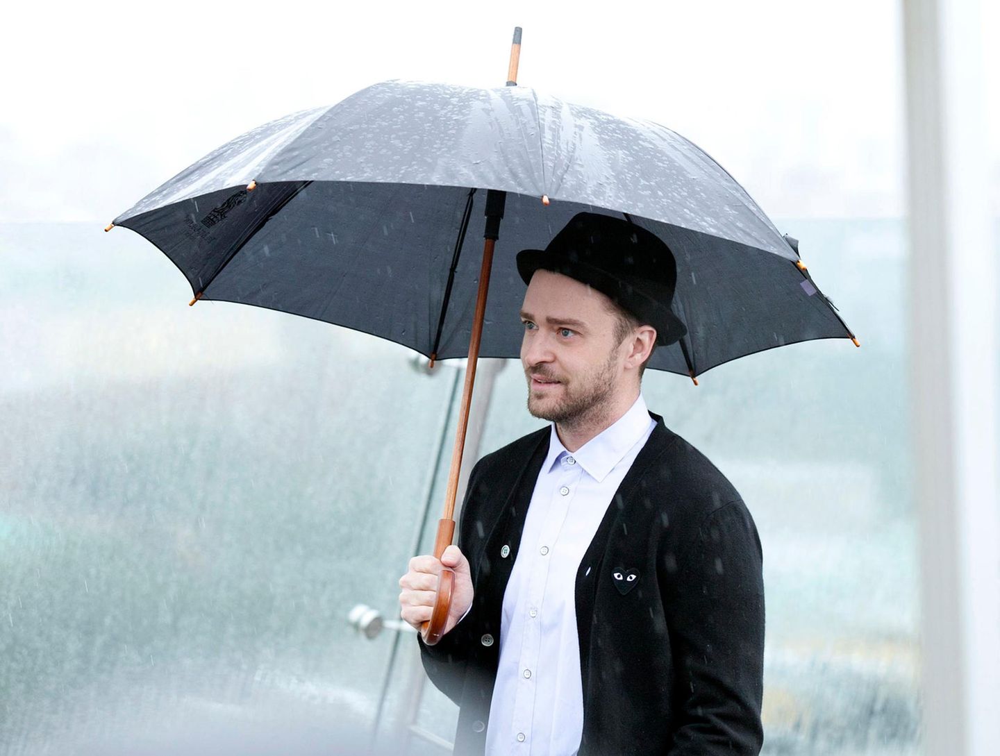 Bei einem Fototermin in Moskau will das Wetter nicht so recht mitspielen. Justin Timberlake versucht trotzdem zu lächeln.