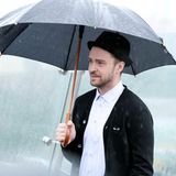 Bei einem Fototermin in Moskau will das Wetter nicht so recht mitspielen. Justin Timberlake versucht trotzdem zu lächeln.
