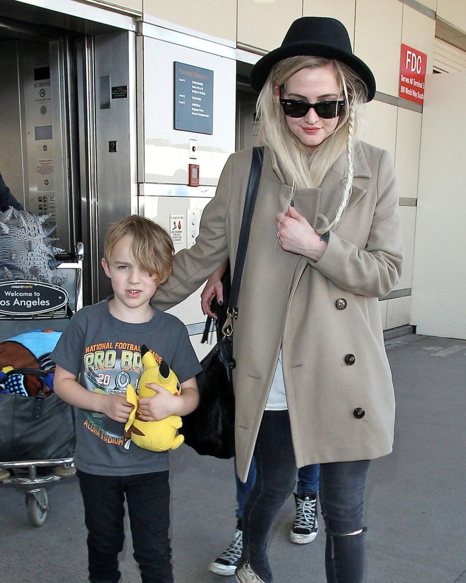 Ashlee Simpson landet mit ihrem Sohn Bronx in Los Angeles. Ashlee Simpson landet mit ihrem Sohn Bronx in Los Angeles.