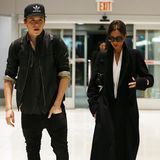 Victoria Beckham und ihr Sohn Brooklyn eilen zu ihrem Flieger am New Yorker Flughafen.