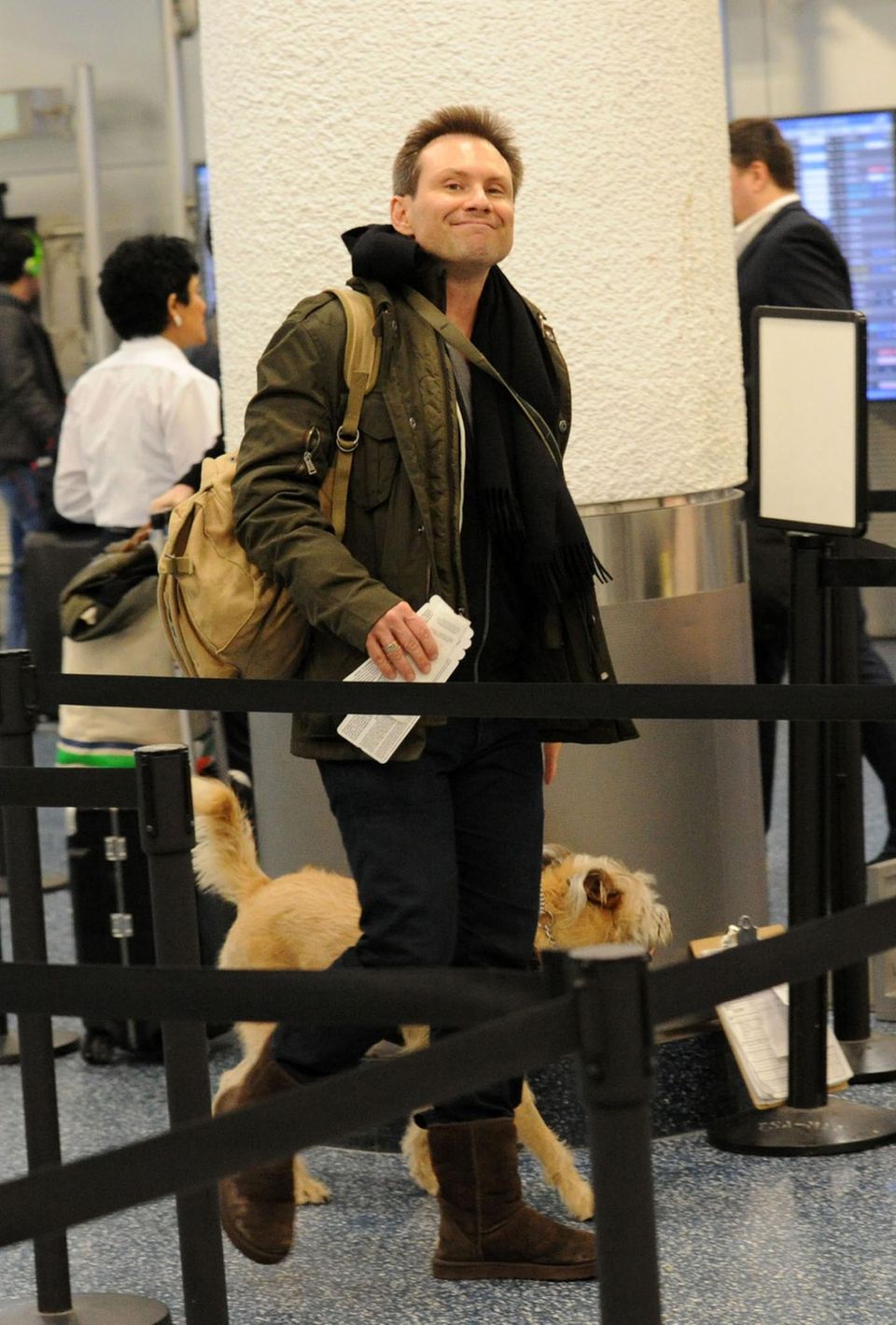 Christian Slater passiert mit Hund und Rucksack die Sicherheitskontrolle des Flughafens in Miami. Christian Slater passiert mit Hund und Rucksack die Sicherheitskontrolle des Flughafens in Miami.