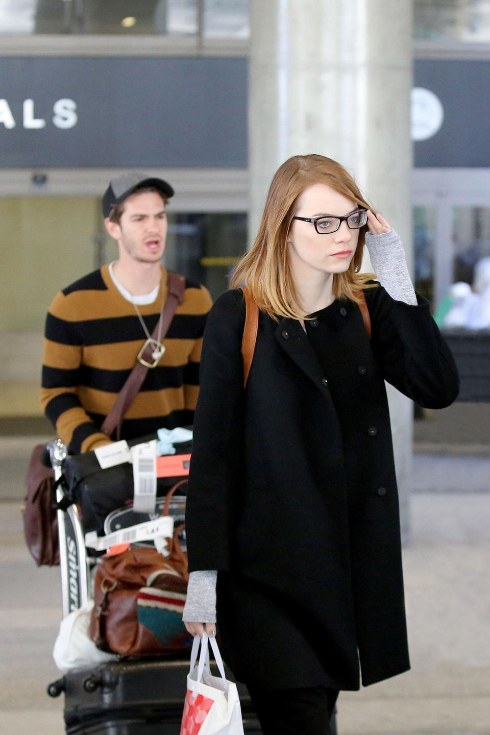 Andrew Garfield und Emma Stone kommen nach ihrer weltweiten Werbetour für "The Amazing Spider-Man 2" wieder zurück nach Los Angeles. Andrew Garfield und Emma Stone kommen nach ihrer weltweiten Werbetour für "The Amazing Spider-Man 2" wieder zurück nach Los Angeles.