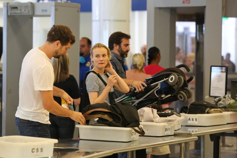 Wie ganz normale Pasagiere müssen auch Diane Kruger und Joshua Jackson durch die Sicherheitskontrolle am Flughafen von Los Angeles. Wie ganz normale Pasagiere müssen auch Diane Kruger und Joshua Jackson durch die Sicherheitskontrolle am Flughafen von Los Angeles.