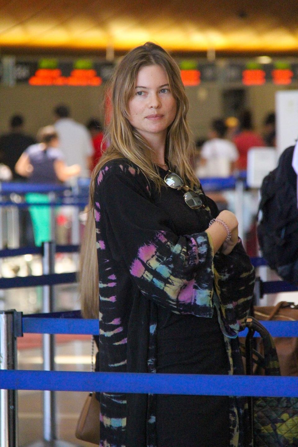 In Gedanken versunken wartet Behati Prinsloo in der Schlange am Flughafen in Los Angeles.
