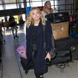 Chloë Grace Moritz lässt ihren Bruder Trevor das gesamte Gepäck über den Los Angeles International Airport schieben.