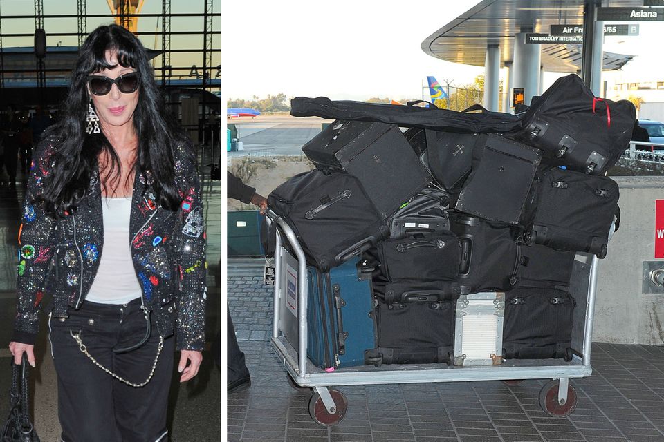 Cher hat eine Menge Koffer im Gepäck als sie am Flughafen von Los Angeles landet. Cher hat eine Menge Koffer im Gepäck als sie am Flughafen von Los Angeles landet.