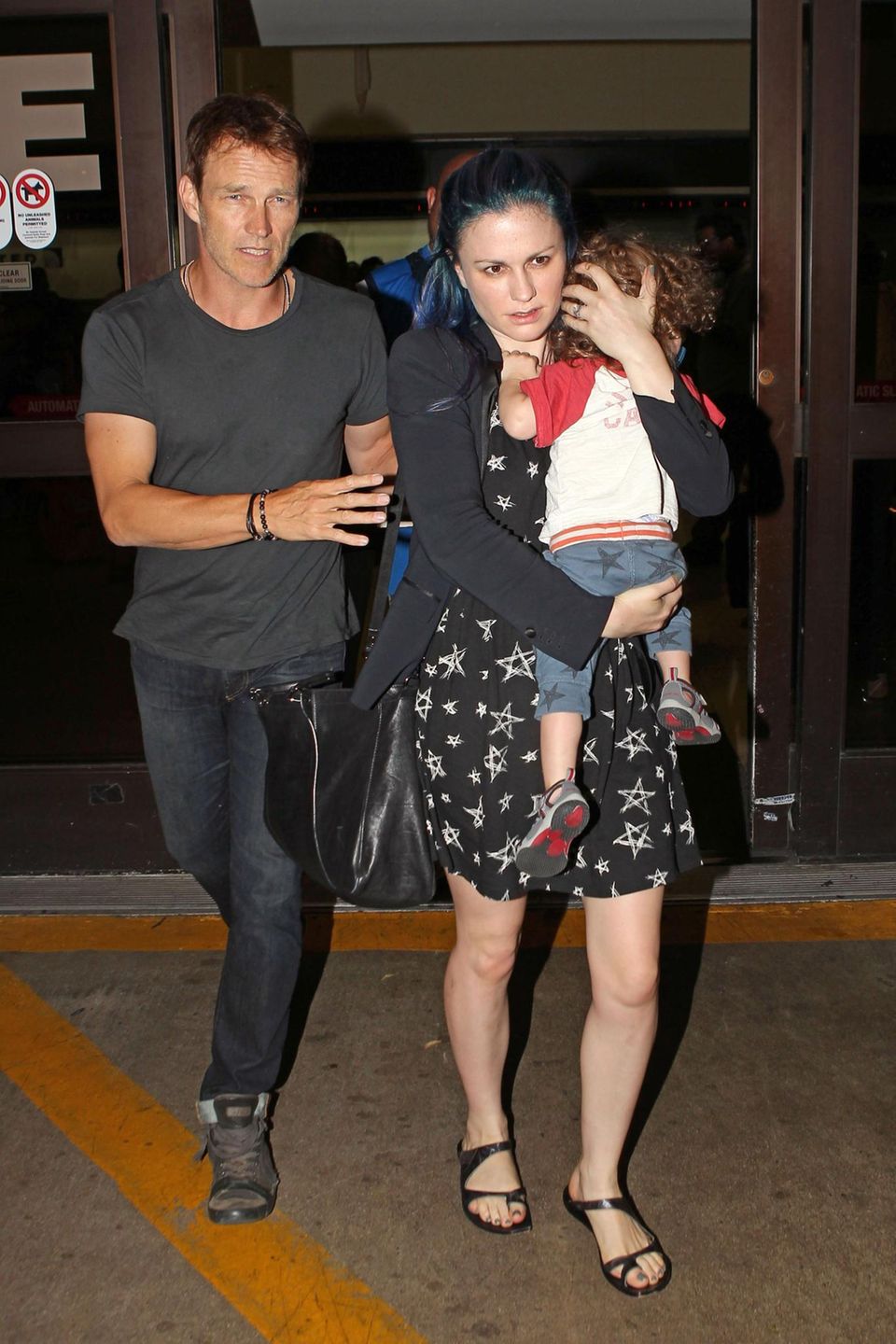 Stephen Moyer und Anna Paquin kommen mit ihren Zwillingen am Flughafen in Los Angeles an. Stephen Moyer und Anna Paquin kommen mit ihren Zwillingen am Flughafen in Los Angeles an.