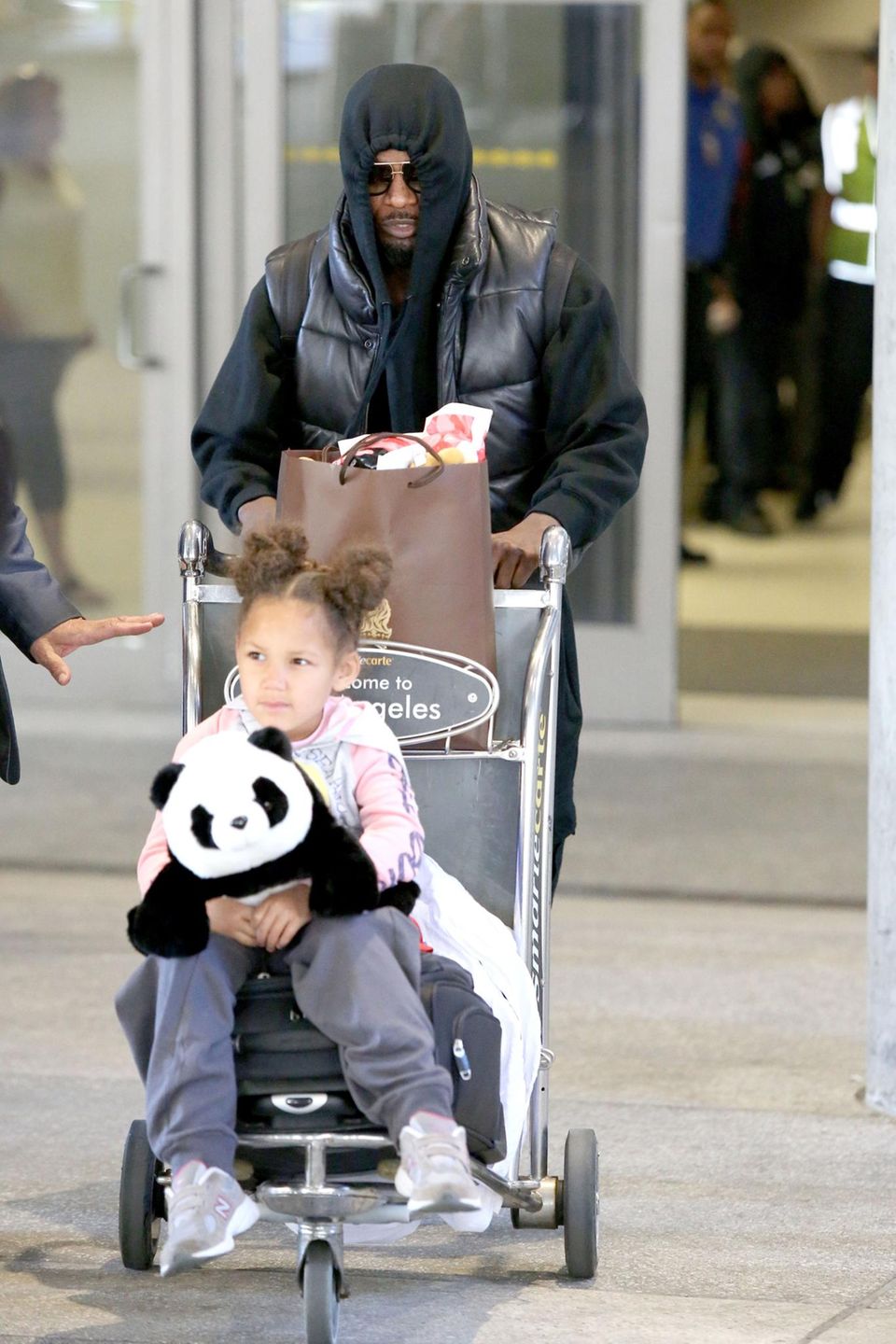 Jamie Foxx möchte bei seiner Ankunft mit Tochter Annalise am Flughafen von Los Angeles am liebsten unerkannt bleiben, was ihm allerdings nicht besonders gut gelingt. Jamie Foxx möchte bei seiner Ankunft mit Tochter Annalise am Flughafen von Los Angeles am liebsten unerkannt bleiben, was ihm allerdings nicht besonders gut gelingt.