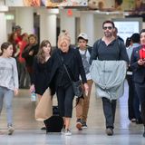 Hugh Jackman verlässt mit seiner Frau Deborra und den beiden Kindern Oscar und Ava den Flughafen von Melbourne.