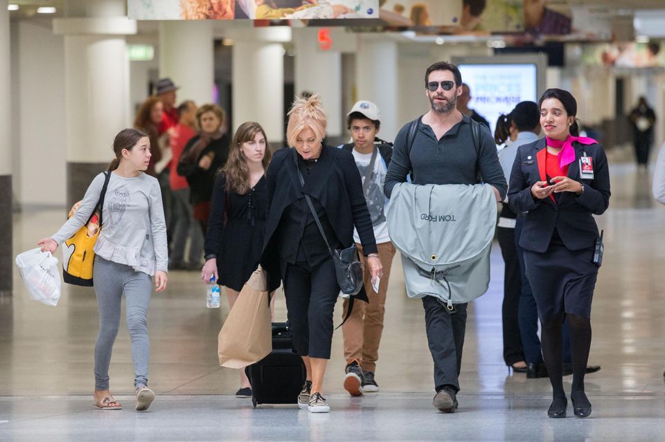 Hugh Jackman verlässt mit seiner Frau Deborra und den beiden Kindern Oscar und Ava den Flughafen von Melbourne.