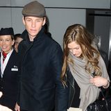 Müde aber glücklich: Eddie Redmayne und seine Frau sind gerade in London Heathrow gelandet, nach einem ereignisreichen Wochenende in Los Angeles und mit einem Oscar reicher im Gepäck.