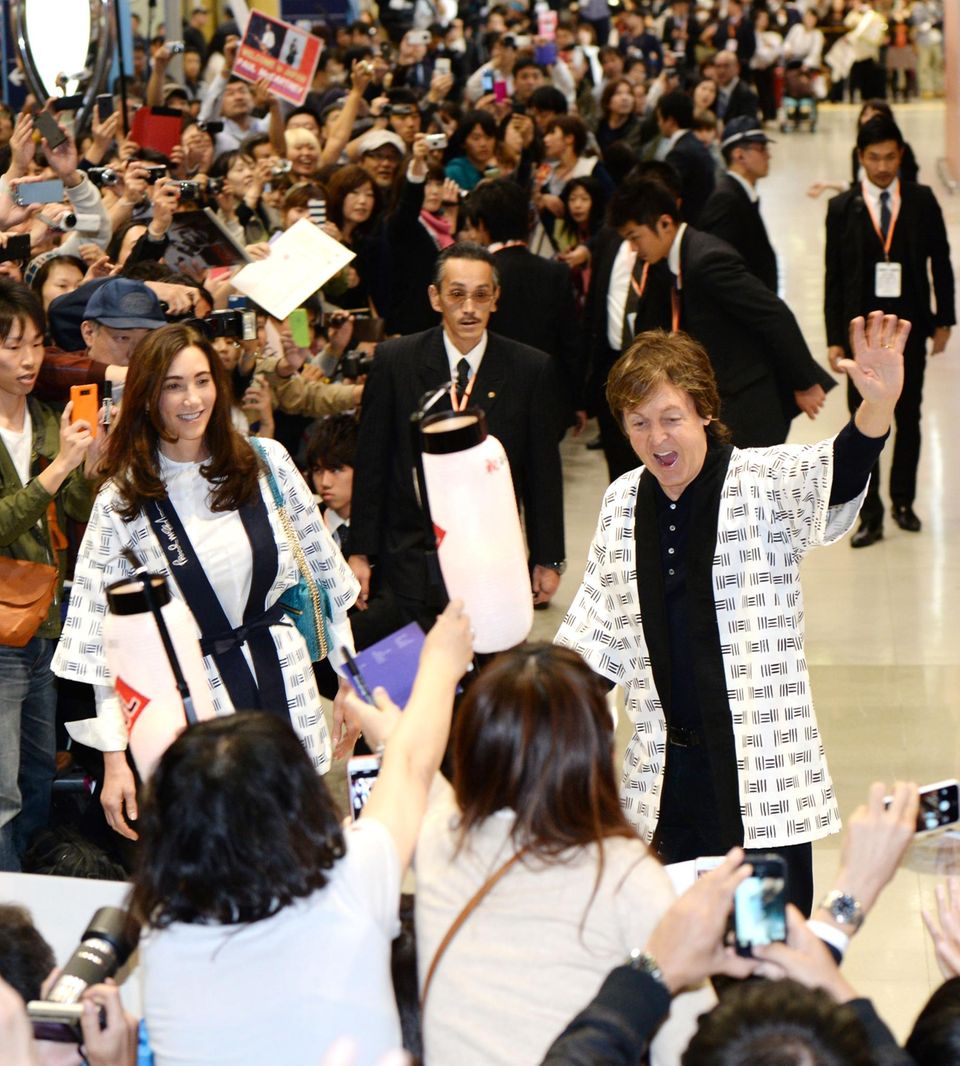 Paul McCartney und seine Frau Nancy Shevell werden von vielen Fans in Tokio empfangen. Paul McCartney und seine Frau Nancy Shevell werden von vielen Fans in Tokio empfangen.