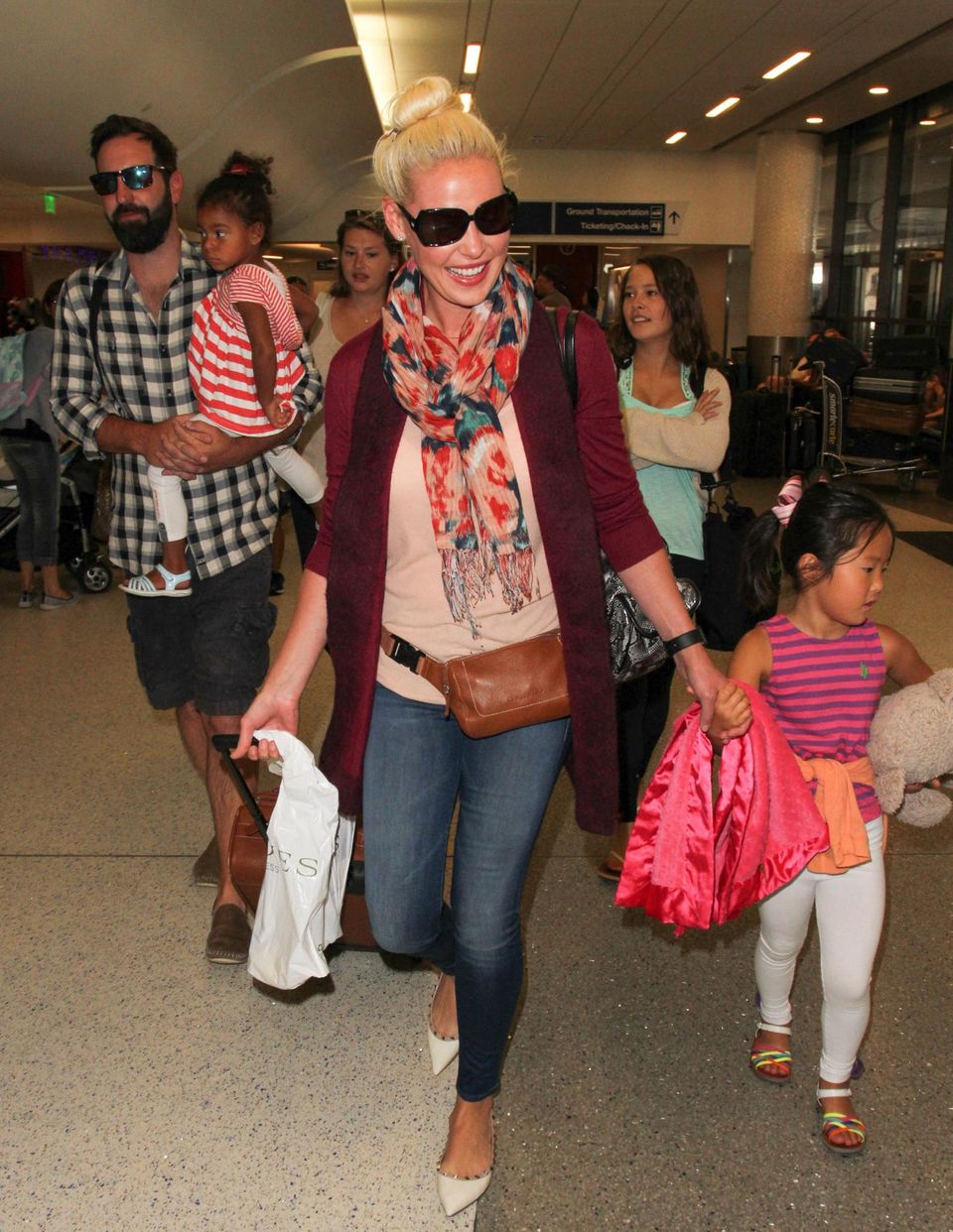 Eine ganz normale Familie: Katherine Heigl, Josh Kelley und ihre zwei Kinder sind am Flughafen in Los Angeles entdeckt worden.