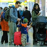 18. Dezember 2013  Familie Alves-McConaughey ist auf dem Weg zum Flugzeug am New Yorker Flughafen La Guardia.