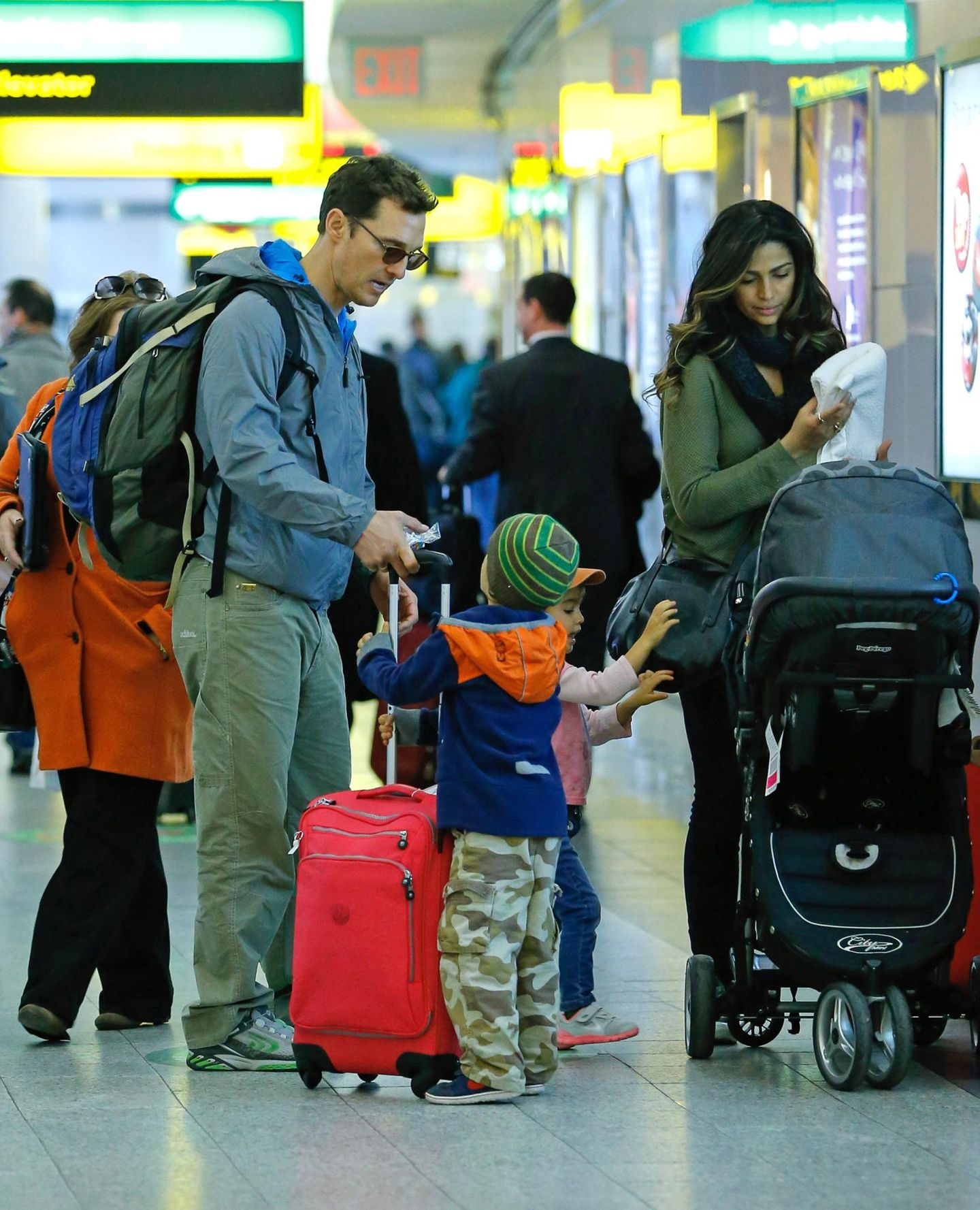 18. Dezember 2013  Familie Alves-McConaughey ist auf dem Weg zum Flugzeug am New Yorker Flughafen La Guardia.