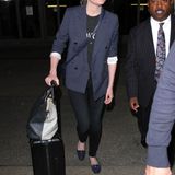 Kirsten Dunst schiebt ihren Koffer bei ihrer Ankuft in Los Angeles selbst.