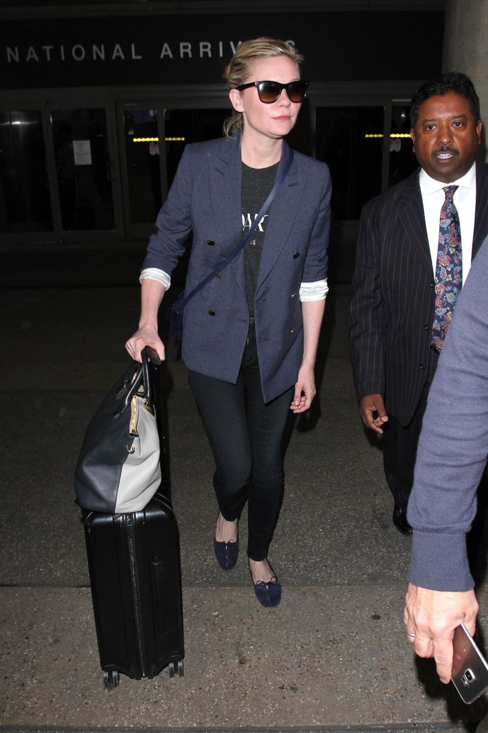 Kirsten Dunst schiebt ihren Koffer bei ihrer Ankuft in Los Angeles selbst. Kirsten Dunst schiebt ihren Koffer bei ihrer Ankuft in Los Angeles selbst.