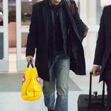 New York, ein Mann mit einer gelben Dufty Free-Tüte eilt schnellen Schrittes zum Ausgang. Es ist Keanu Reeves.
