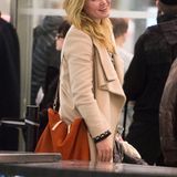 Ungeschminkt und etwas übermüdet sieht Julia Stiles aus, aber ein strahlendes Lächeln hat sie trotzdem für ihre Fans.