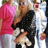 Dieser Teddy ist auf dem Rückflug aus Belgrad Lady Gagas Reisebegleiter.