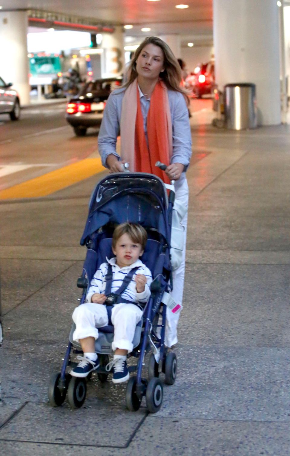 Frisch und erholt vom Mexiko-Urlaub kommt Ali Larter mit Sohn Theodore am Flughafen in Los Angeles an. Frisch und erholt vom Mexiko-Urlaub kommt Ali Larter mit Sohn Theodore am Flughafen in Los Angeles an.