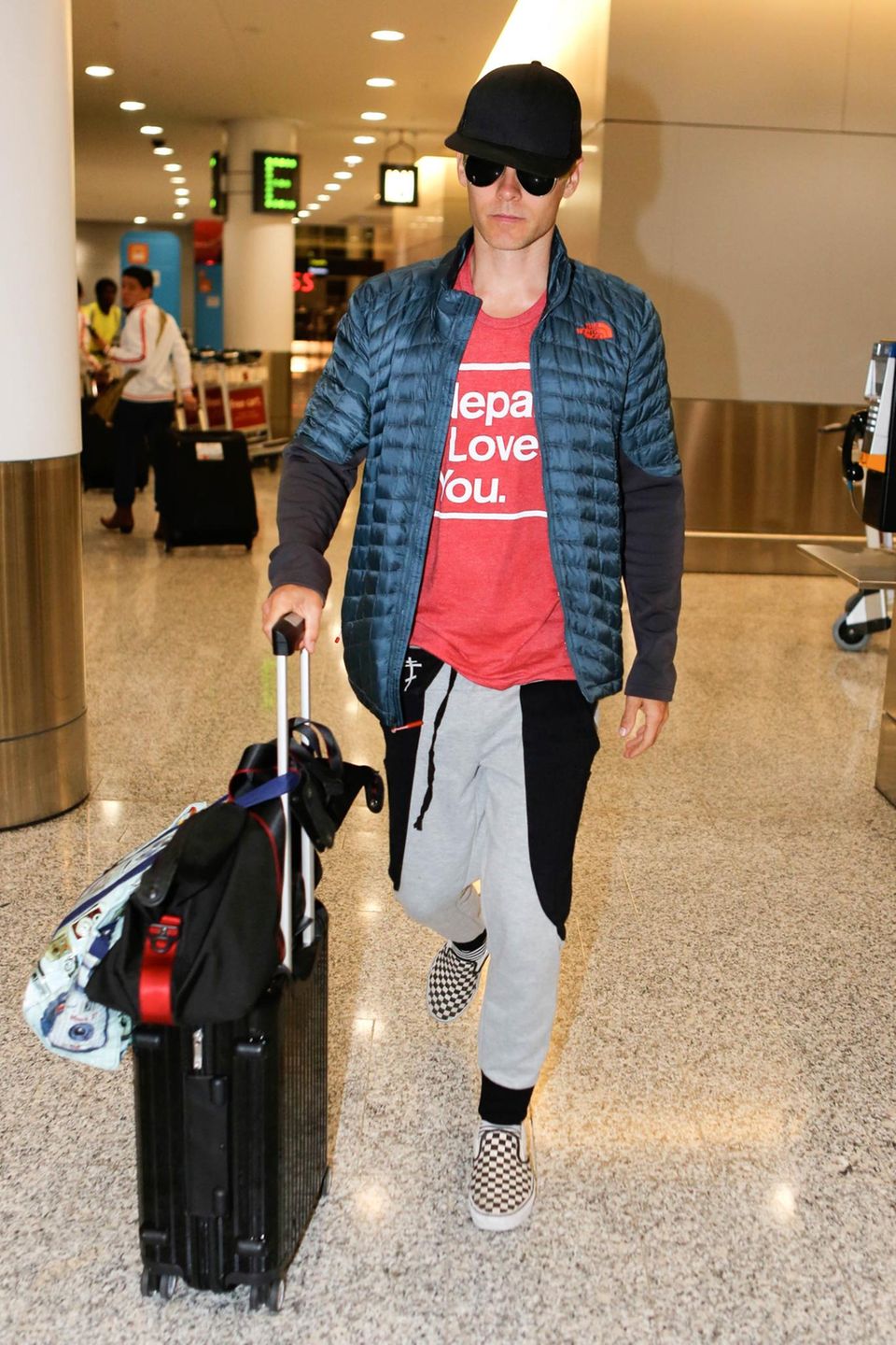 Getarnt mit Cappy und Sonnenbrille möchte Jared Leto am Flughafen von Toronto nicht erkannt werden.