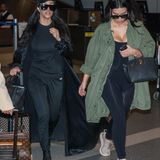 Kourtney und Kim Kardashian kommen zurück aus London und werden gleich von den Paparazzi in Los Angeles abgeschossen.