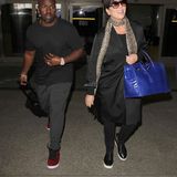 Kris Jenner und ihr Toyboy Corey Gamble machen sich auf dem Weg zu einer Limousine, die auf das Paar am LAX Airport wartet.