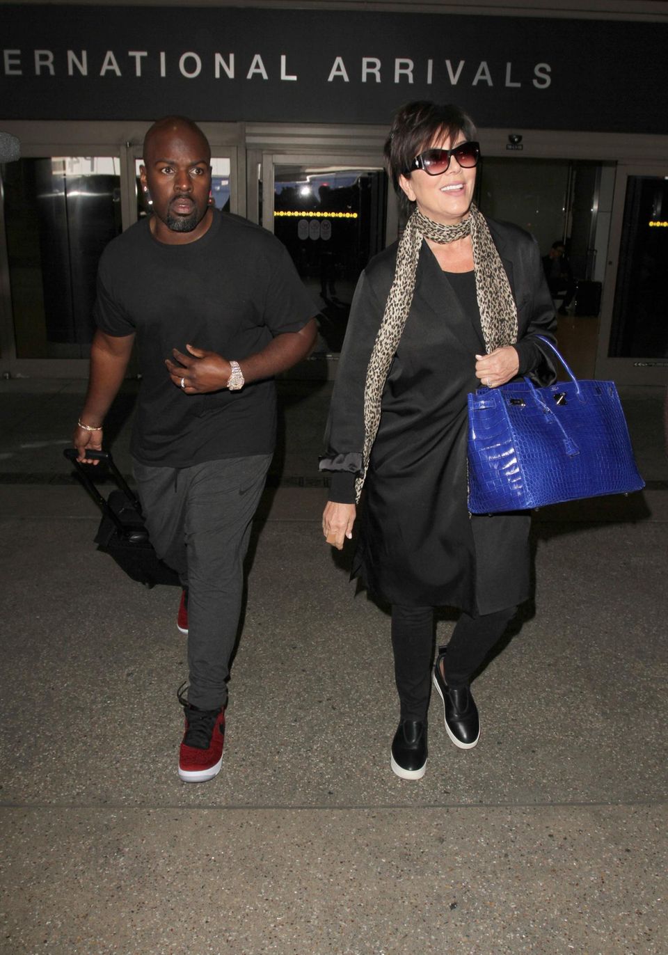 Kris Jenner und ihr Toyboy Corey Gamble machen sich auf dem Weg zu einer Limousine, die auf das Paar am LAX Airport wartet.