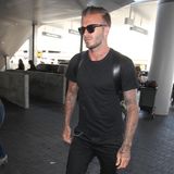 Trotz Mode-Ikone: David Beckham mags gemütlich im Flieger und trägt lieber Schlappen.