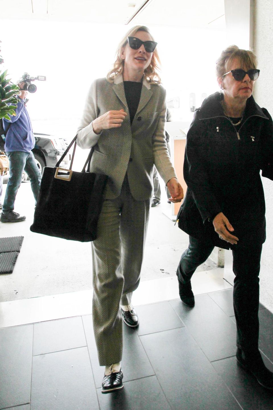 Cate Blanchett wird am LAX Flughafen in Los Angeles gesehen.