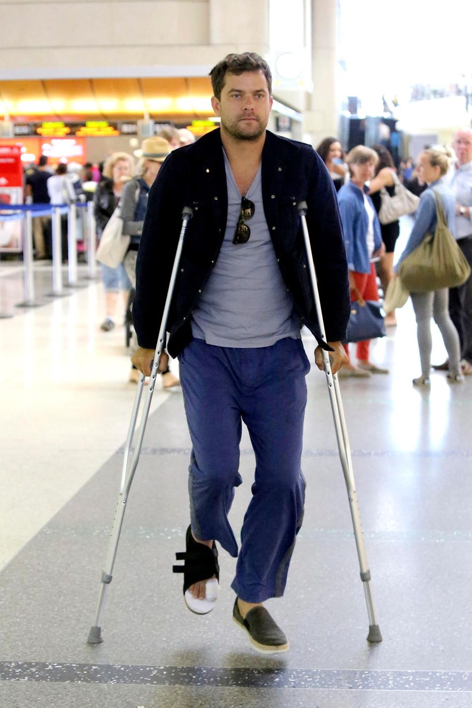 Joshua Jackson humpelt über den Flughafen von Los Angeles. Joshua Jackson humpelt über den Flughafen von Los Angeles.