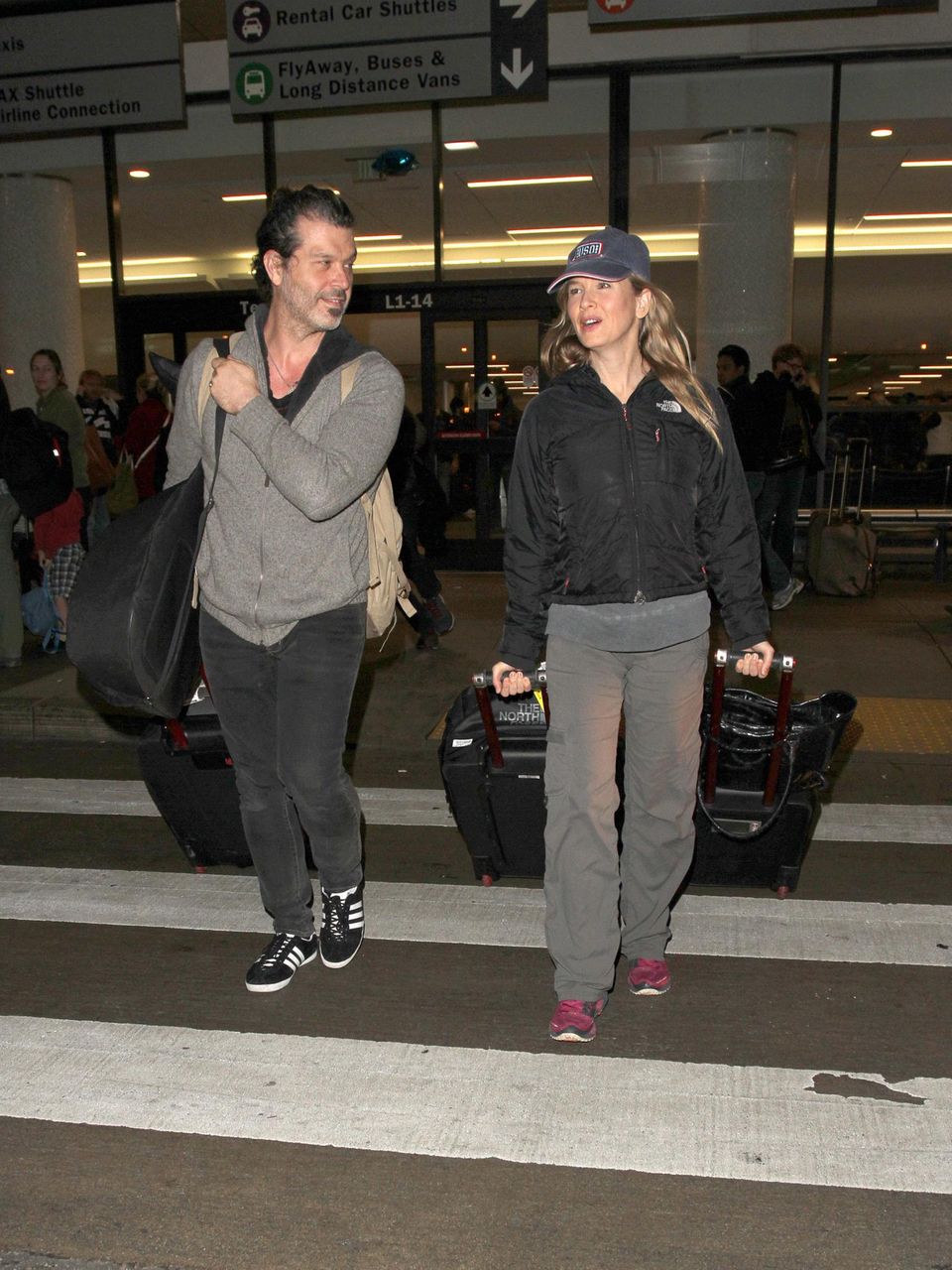 Vielleicht sieht Renée Zellweger am Flughafen so entspannt aus, weil die Dreharbeiten zu "Bridget Jones' Baby" in London abgeschlossen sind. Mit ihrem Freund Doyle Bramhall II kommt sie in Los Angeles an.