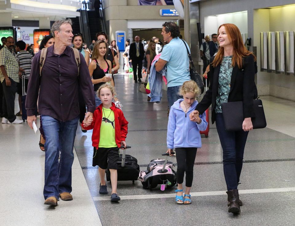 Marcia Cross ist mit ihrem Mann Tom Mahoney und den Zwillingstöchtern Savannah und Eden am "Lax"-Flughafen unterwegs. Die Familie ist auf dem Weg nach Frankfurt. Marcia Cross ist mit ihrem Mann Tom Mahoney und den Zwillingstöchtern Savannah und Eden am "Lax"-Flughafen unterwegs. Die Familie ist auf dem Weg nach Frankfurt.
