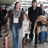Milla Jovovoich ist mit ihrer Familie am Flughafen von Los Angeles angekommen.