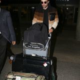 Robert Pattinson kommt am Flughafen LAX in Los Angeles an. Sein Gepäck schiebt er lieber selbst.
