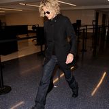 Meg Ryan hat es offentsichtlich eilig: Grossen Schrittes schreitet sie über das Flughafengelände in Los Angeles um ihren Flug noch zu erwischen.