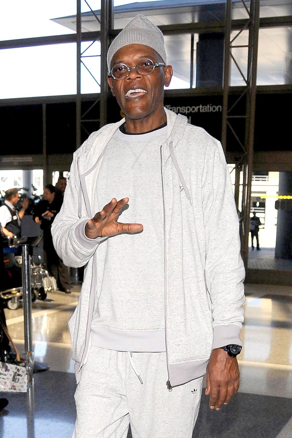 Samuel L. Jackson hat am Flughafen sogar Zeit für ein Lächeln und ein freundliches Hallo. Samuel L. Jackson hat am Flughafen sogar Zeit für ein Lächeln und ein freundliches Hallo.