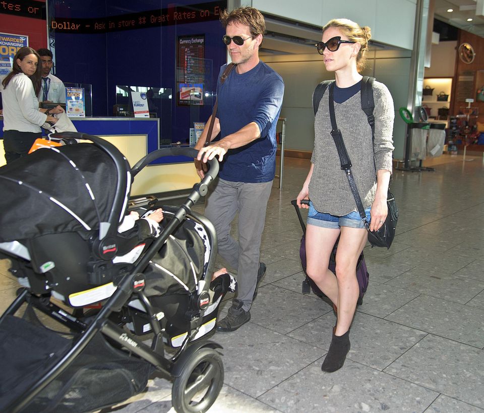 Stephen Moyer und Anna Paquin sind am Flughafen London-Heathrow mit ihren Zwillingen auf dem Weg zum Flieger. Stephen Moyer und Anna Paquin sind am Flughafen London-Heathrow mit ihren Zwillingen auf dem Weg zum Flieger.