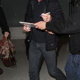 Der Schauspieler Dennis Quaid sieht etwas müde aus als er, frisch in LA angekommen, Autogramme gibt.