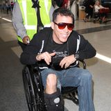 Im Rollstuhl mit gebrochenem Bein und bester Laune: Am Flughafen von Los Angeles "LAX" wird "Jackass"-Star Steve-O von einer Angestellten angeschoben.