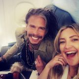 Kate Hudson freut sich über einen spaßigen Flug: Den hat sie Rockstar Steven Tyler zu verdanken.