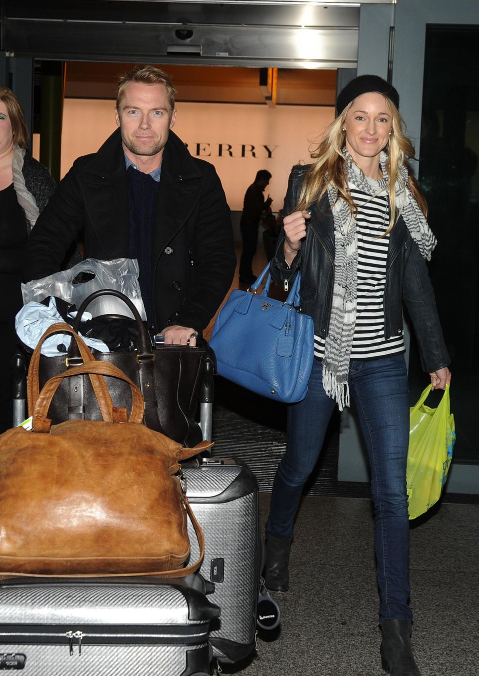 Ronan Keating und Storm Uechtritz kommen am Flughafen in London Heathrow an. Ronan Keating und Storm Uechtritz kommen am Flughafen in London Heathrow an.