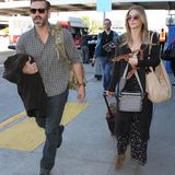 LeAnn Rimes kommt mit ihrem Mann Eddie Cibrian und reichlich Gepäck in Los Angeles an. Ein Plüsch-Elch-Geweih ist auch dabei.