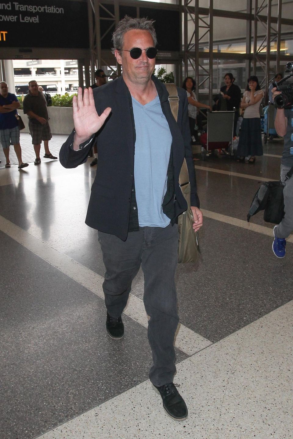 Matthew Perry ist kurz vor seinem Abflug in Los Angeles bestens gelaunt.