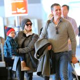 Reese Witherspoon trägt Söhnchen Tennessee auf dem Arm. Zusammen mit Ehemann Jim Toth sind die beiden in New York City am "JFK airport" gelandet.