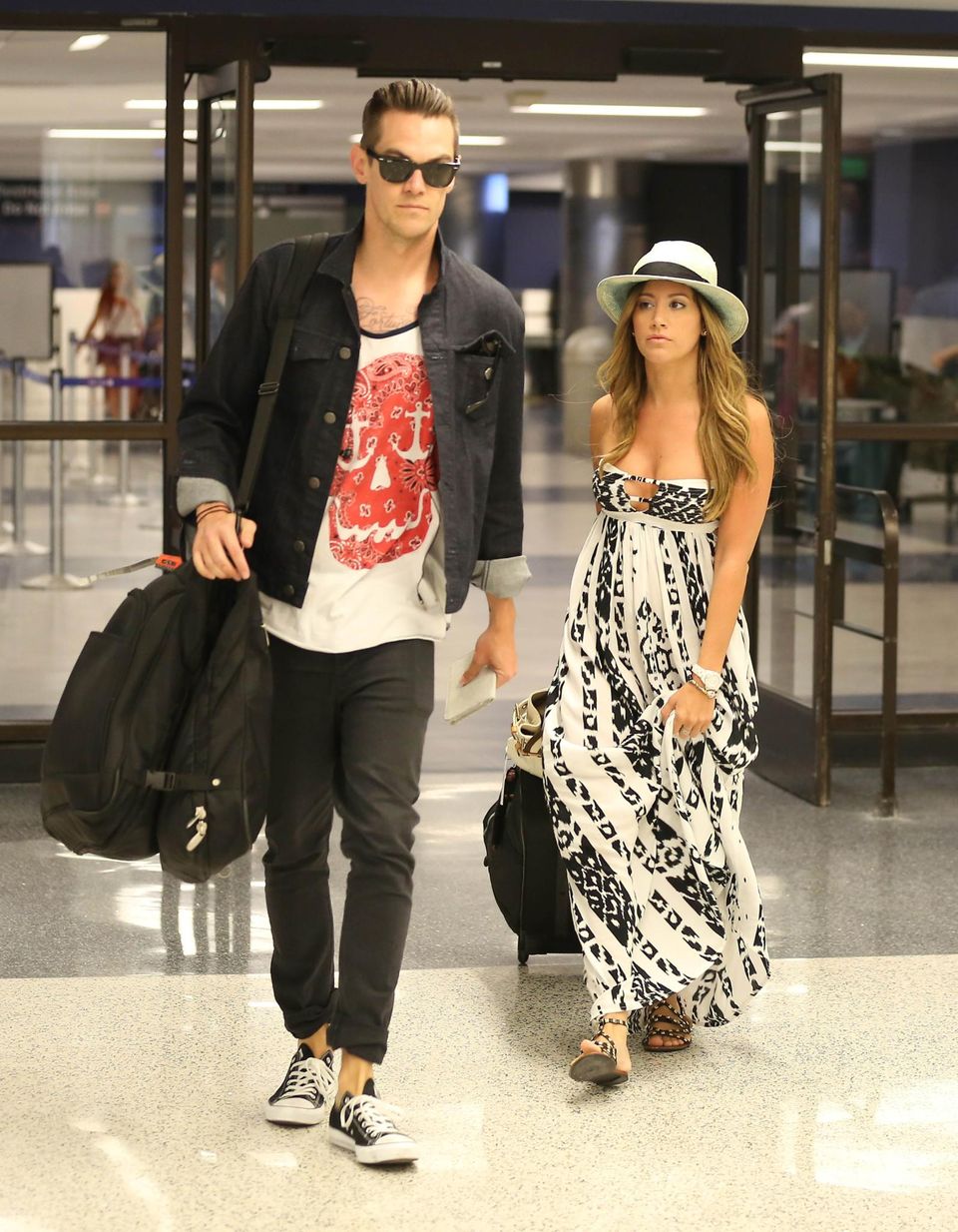 Ashley Tisdale und ihr Freund Christopher French sind im Flughafengebäude in Los Angeles unterwegs. Ashley Tisdale und ihr Freund Christopher French sind im Flughafengebäude in Los Angeles unterwegs.