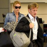 Etwas angeschlagen von der langen Reise aus Südafrika, sind Charlize Theron und Sean Penn endlich in Los Angeles angekommen.
