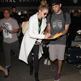 Gigi Hadid kommt sichtlich übermüdet am Flughafen LAX an, was sie jedoch nicht davon abhält ihren Fans noch ein paar Autogramme zu geben.