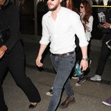 Der "Game of Thrones"- Star Kit Harington kommt in Hemd und Jeans und bequemen Schuhwerk am Flughafen in Los Angeles an.